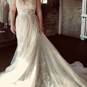 Beautiful wedding dress , Never worn